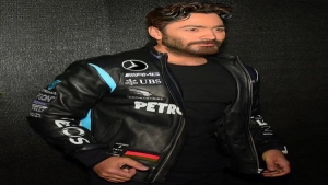 تامر حسني يفاجئ جمهوره بلوك جديد