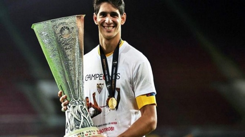 رغم الإقصاء من الكان .. تتويج حامي عرين الأسود بجائزة " أفضل لاعب إفريقي" في "ليغا"