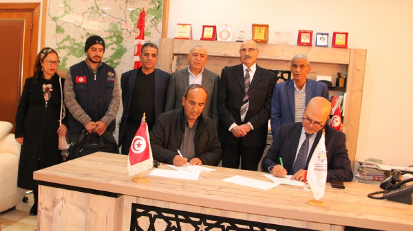 القصرين : إبرام اتفاقية شراكة بين الشبكة والولاية والمندوبية الجهوية للصناعات التقليدية