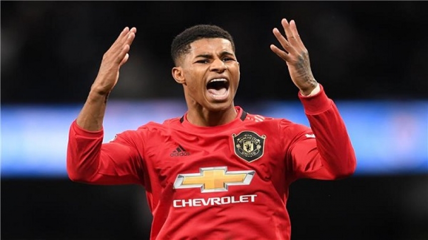 قصة غريبة .. نجم مانشستر يقاضي مصرياً سبه عبر مواقع التواصل