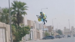 مقطع متداول.. للمرة الأولى في السعودية.. رجل طائر يقوم بتوصيل الطلبات