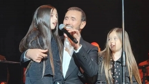 لأول مرة.. كاظم الساهر يغني مع حفيدتيه في حفل فني كبير