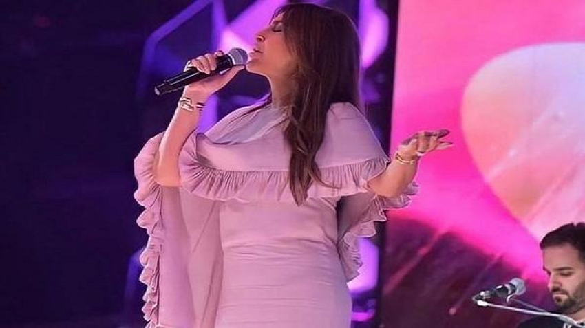 إليسا تتألق بحفلها الأول في بغداد وتثير جدل حول ارتدائها سترة واقية من الرصاص