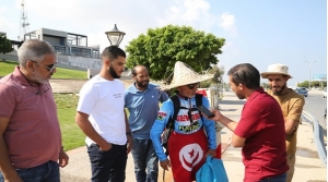 حاملا رسالة تضامن مع الليبيين... تونسي يتوجه إلى درنة سيرا على الأقدام