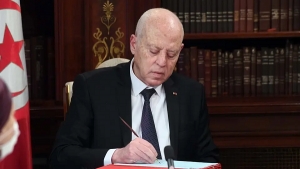 الرئيس التونسي يعلن حل البرلمان "حفاظا على الدولة"
